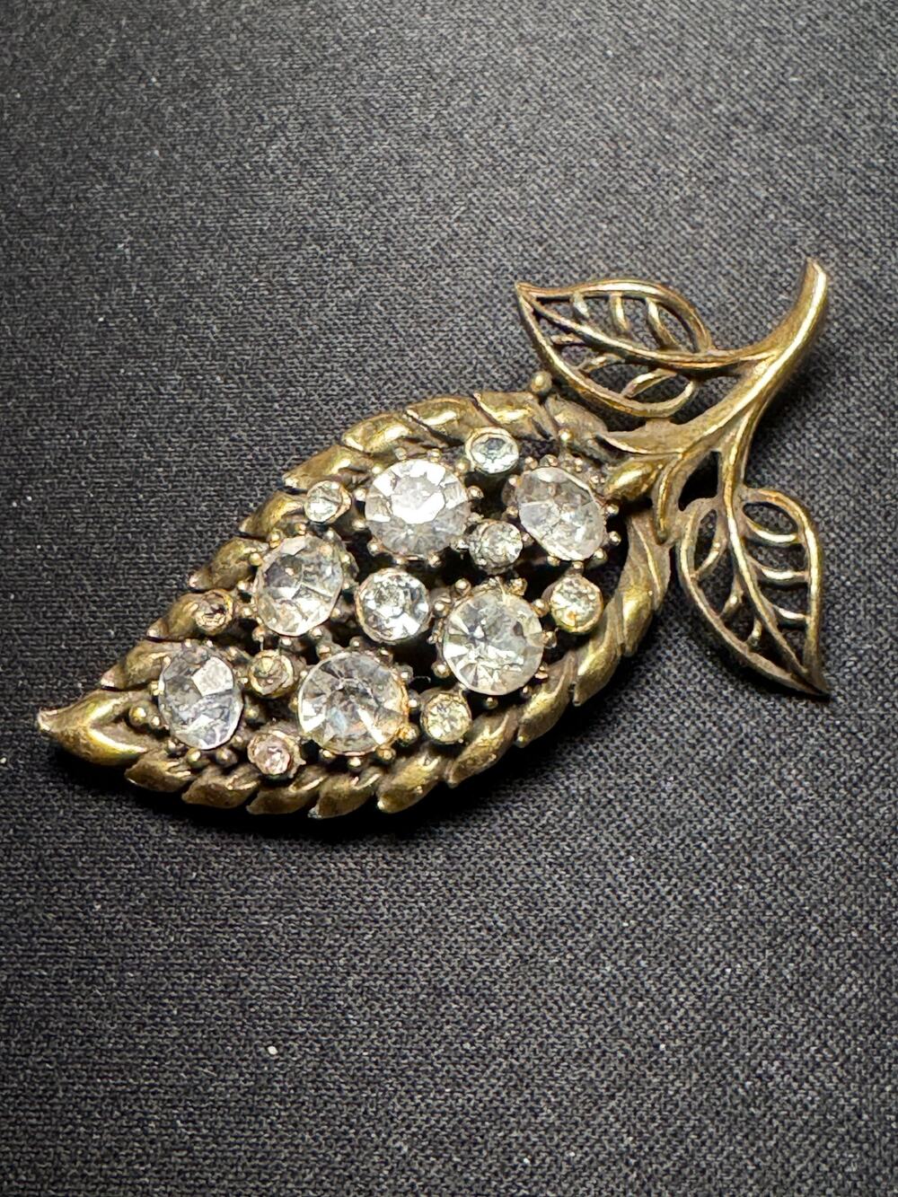 Vintage Coro Gold Tone Faceted Crystals Leaf Brooch